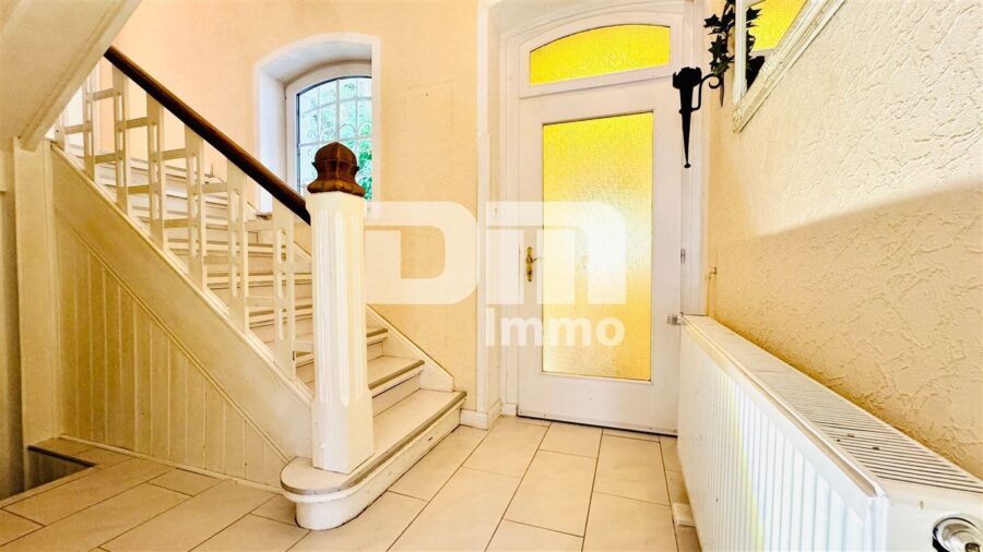 Sanierter Wohntraum mit Garten / Terrasse und 2 Garagen + vielen Extras - EG Treppenaufgang